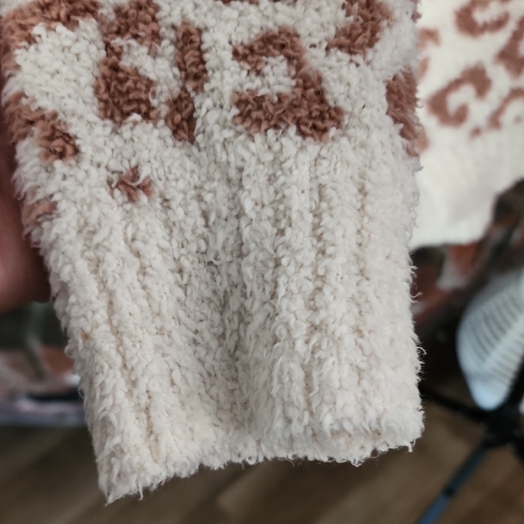 UGG Cecilia Cream Brown Leopard V-Neck Sweater Cozy Winter Street Chic - Picture 4 of 7